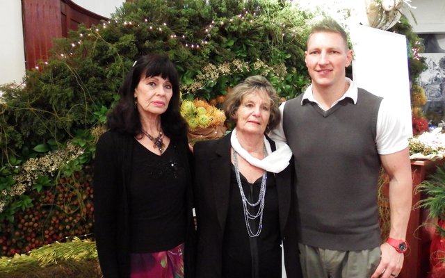 Vlnr is Melody Schweyer, Carol LÃ¶tter en ds Neil Ollewagen  